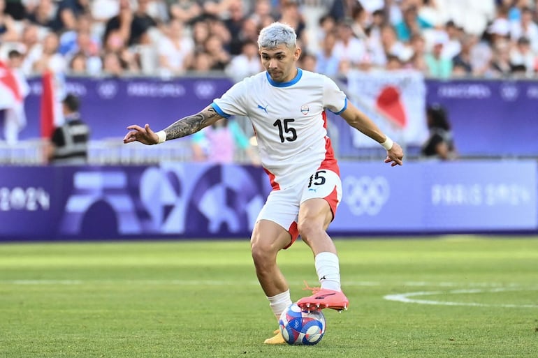 Julio Enciso, jugador de la selección de Paraguay, domina el balón en el partido frente a Japón por la primera fecha del Grupo D del Torneo de Fútbol masculino de los Juegos Olímpicos París 2024 en el Bordeaux Stadium, en Bordeaux, Francia.