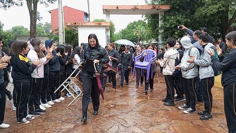 Los estudiantes formaron un cordón humano para dar la bienvenida a los docentes.