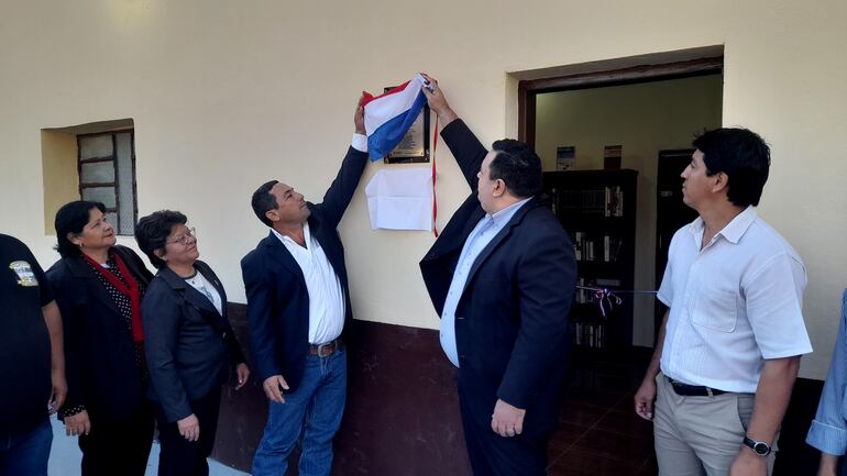 El intendente Moises Recalde y el director de cultura de la SNC, Humberto Lopez, al momento de descubrir una placa recordatoria en la nueva bilbioteca publica.