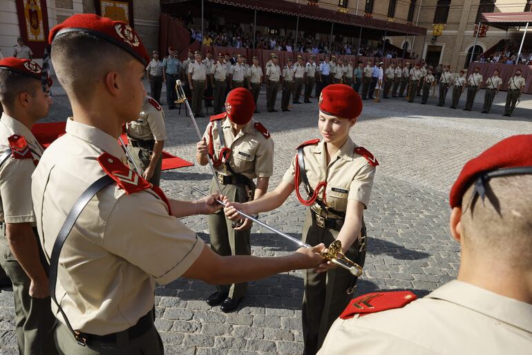 La princesa Leonor recibiendo el sable, en la Academia General Militar de Zaragoza. (EFE/ Francisco Gómez / Casa De S.M. el Rey)
