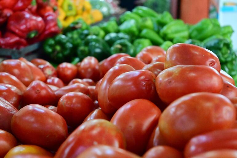 El tomate se cotiza en los mercados entre G. 7.000 y G. 10.000, Según el BCP se incrementó 52% en el primer mes del año.