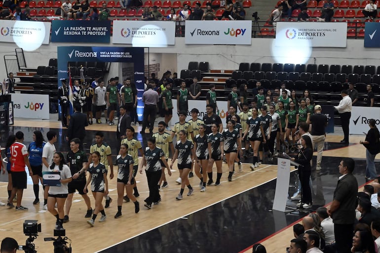 Ingreso de delegaciones universitarias al parquet del coliseo. Unas 40 universidades participan.