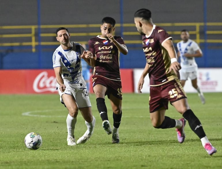 Pelea por el balón entre Julio González y Sebastián Quintana