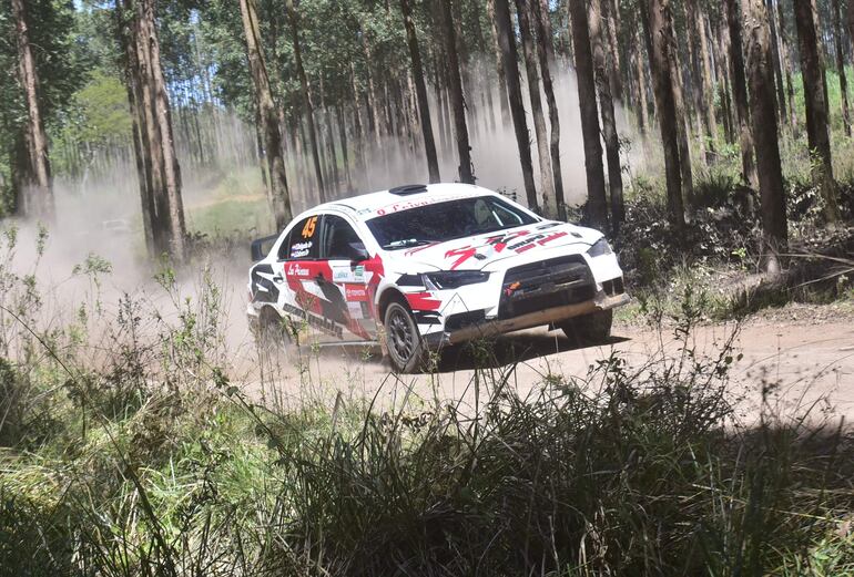 Francisco Delgado y Juan Cabrera van por la victoria en la Clase RC2N con el Mitsubishi EVO X.