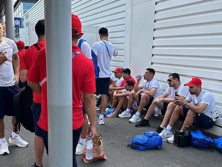 Los jugadores de la selección paraguaya esperando para viajar a Marsella.