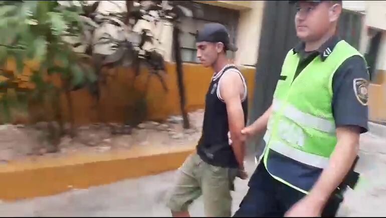 Este hombre fue aprehendido en San Lorenzo por ser sospechoso de robar un local comercial en la zona del mercado municipal.