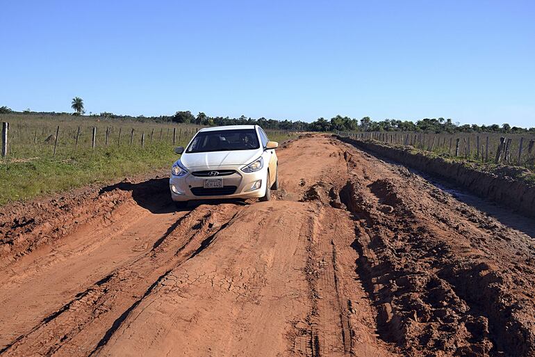 Los vehículos pequeños tienen problema para transitar por la ruta Caazapá-Gral. Morinigo.