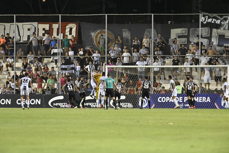 Momento del choque de cabezas entre Martín Silva (amarillo), futbolista de Libertad, y Luis Cabral, jugador de Tacuary, durante el partido por la séptima fecha del torneo Apertura 2024 del fútbol paraguayo en el estadio La Huerta, en Asunción.