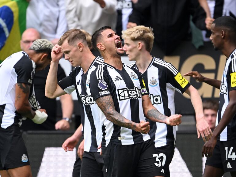 Los jugadores del Newcastle celebran un gol en el partido frente al Southampton por la primera fecha de la Premier League 2024-2025.