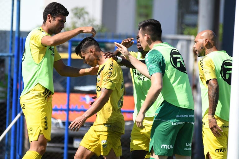 El lateral izquierdo Luis Mendoza, reconocido por sus compañeros tras la gran jugada que terminó en el gol de Isaías Gavilán. (Foto: Recoleta)