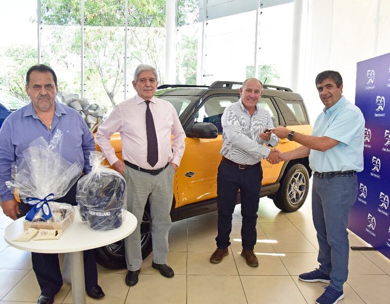 Julián Brítez, Víctor Servín, Ricardo Echezarreta y Pablo Pappalardo en la entrega de la  Bronco Sport Wildtrak 4x4.