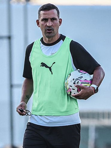 Sergio Aquino (45 años),  técnico de Libertad, campeón de la Copa Paraguay 2024.