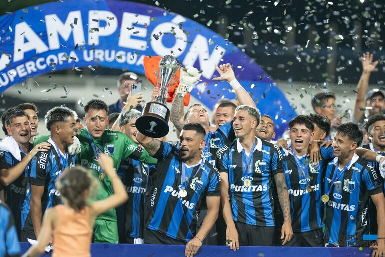 El paraguayo Miguel Samudio, futbolista del Liverpool, con el trofeo en mano festeja la consagración de la Supercopa de Uruguay 2024.