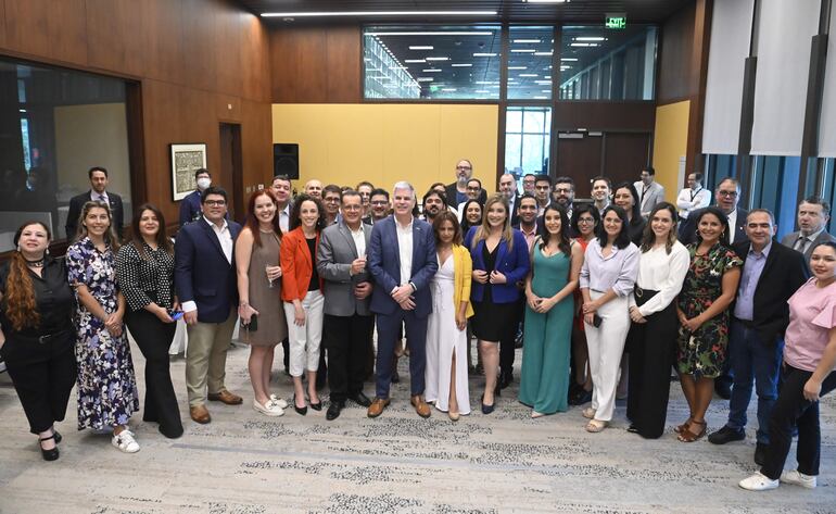 Periodistas de diversos medios de comunicación posan con el embajador de Estados Unidos en Paraguay, Marc Ostfield, luego de un brindis por el Día del Periodista. 