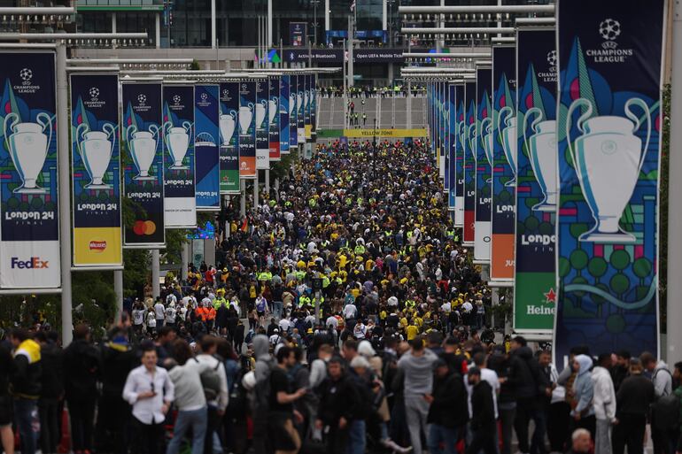 Los aficionados en los alrededores del estadio de Wembley antes de la final de la Champions League entre el Borussia Dortmund y el Real Madrid en Londres. 