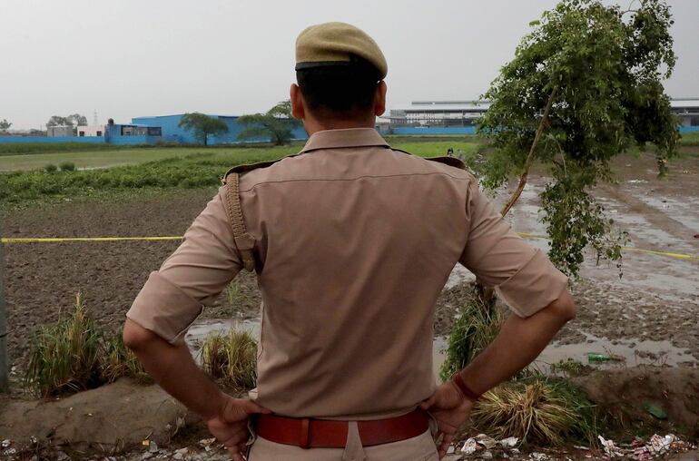 Un policía en el sitio de la estampida en Hathras, India.