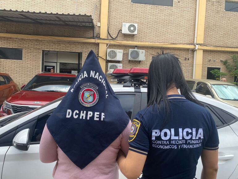 Una de los presuntos cibermulas detenidos en el operativo a cargo de agentes del Departamento Especializado en Investigación del Cibercrimen de la Policía Nacional.