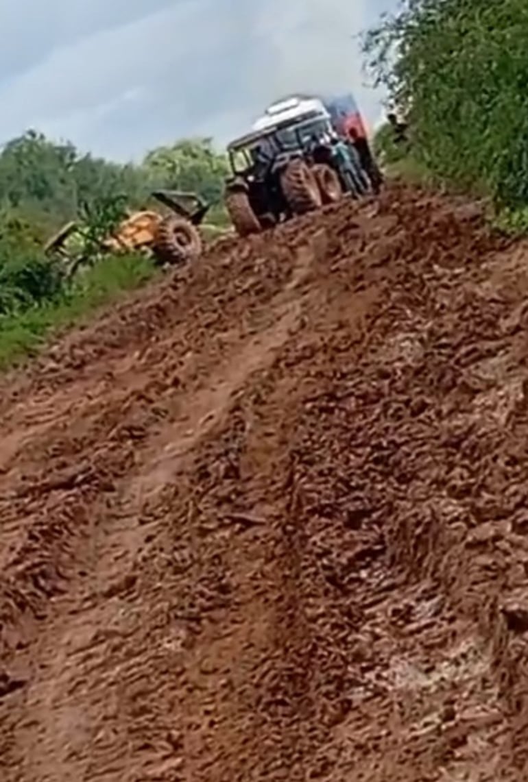 Los tractores destruyen de forma más rápido los caminos.