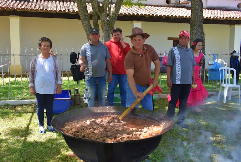 Como cada edición, se realizó el tradicional karú Guasú con el so'o hu'u con más de 500 kilos de carne vacuno.