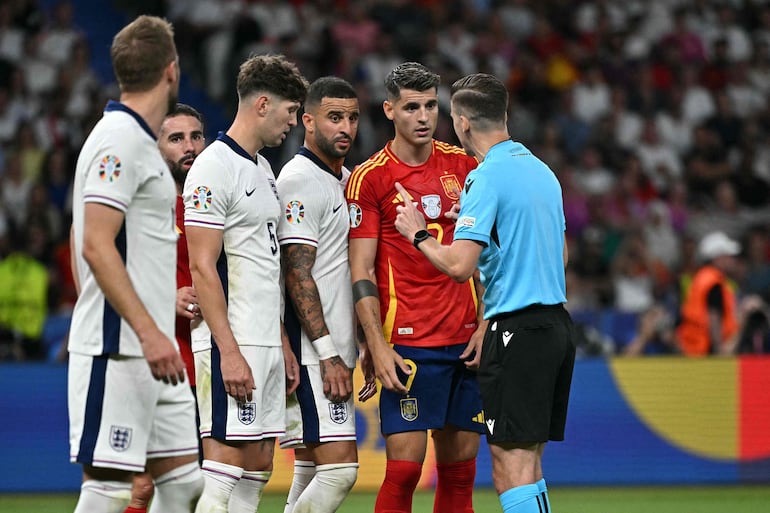 El francés François Letexier (d) en el partido entre España e Inglaterra por la final de la Eurocopa 2024 en el estadio Olímpico, en Berlín, España. 
