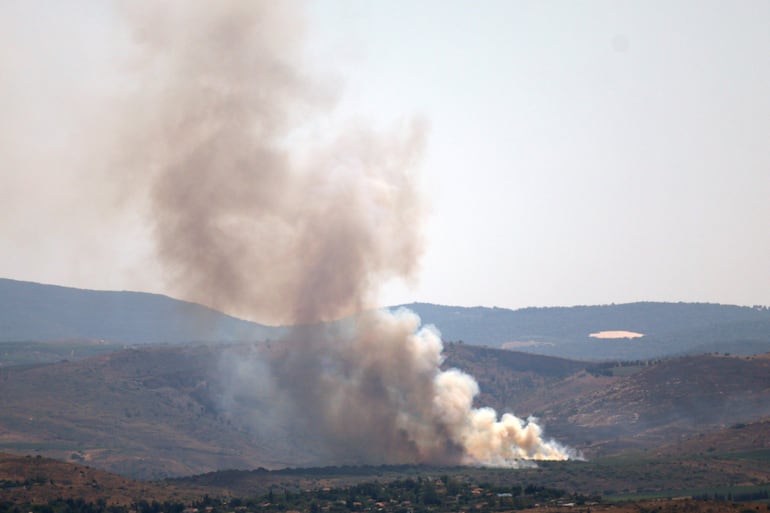 El humo se eleva después de que las fuerzas israelíes interceptaran un objetivo aéreo que cruzaba desde el Líbano cerca de Dishon, al norte de Israel.