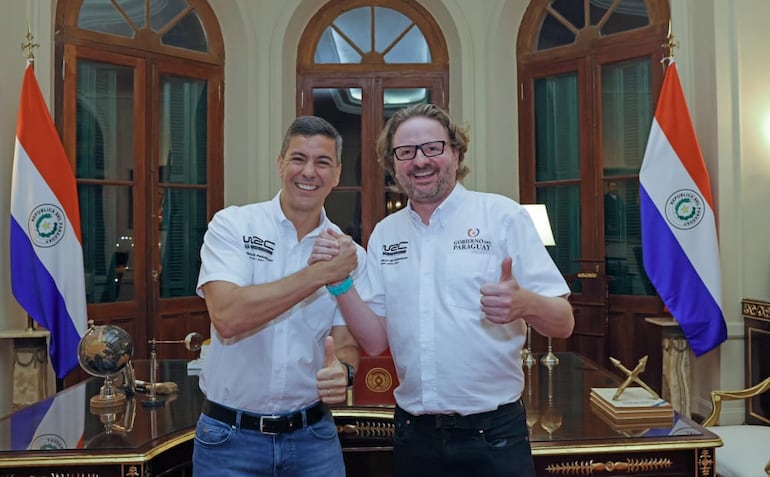 Santiago Peña (i), Presidente de la República de Paraguay, después de la firma del contrato que oficializa a Paraguay como sede del Mundial de Rally desde 2025 hasta 2027.