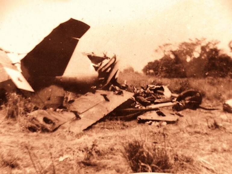 Así quedó el avión en el que viajaban el presidente José Félix Estigarribia, su esposa, Julia Miranda Cueto, y el capitán Carmelo Peralta.