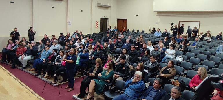 Aspecto de la audiencia pública que tuvo lugar en el auditorio de la Gobernación de Itapúa, hoy.