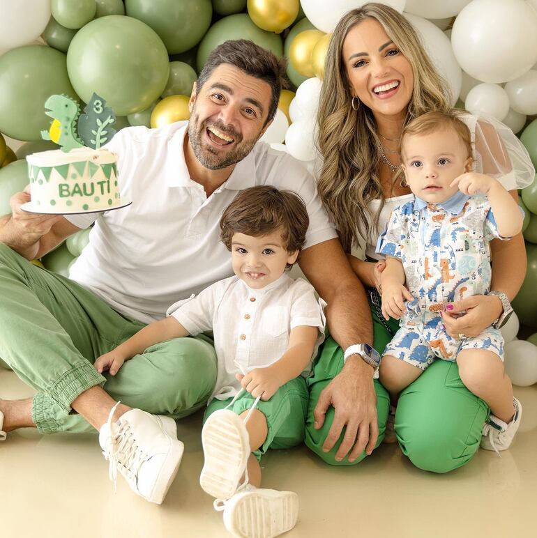 ¡Hermosa familia! El cumpleañero Bautista con su hermanito Balta y sus papis Maga Páez y Patricio Escobar.