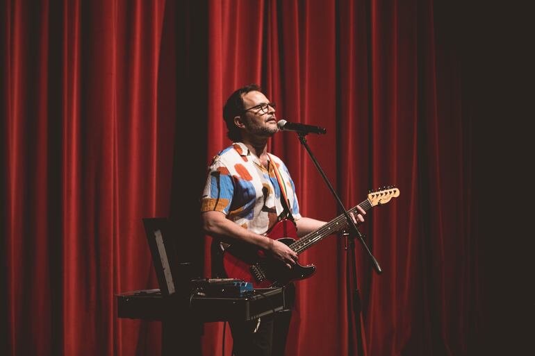 Neine Heisecke abrió el show anoche, en el Teatro Guaraní.