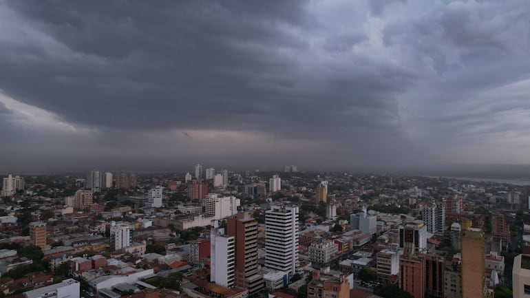 El cielo nublado sobre Asunción