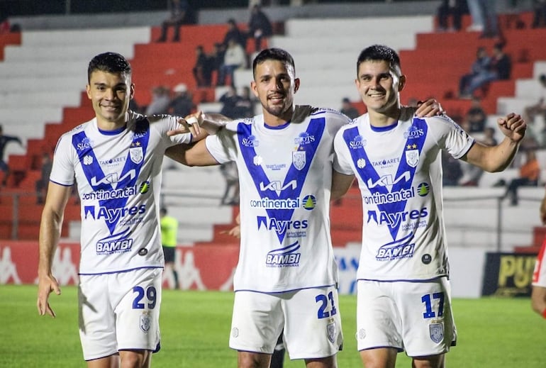 Iván Valdez (i), Elías Sarquis (c) y Richar Torales, jugadores de  Ameliano, celebran uno de los goles en el estadio Ka’arendy.