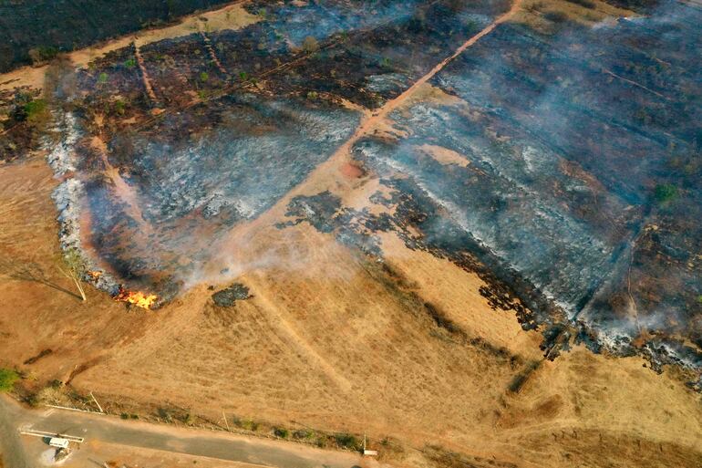 Vista aérea del incendio forestal en el Parque Nacional de Brasilia, Brasil.