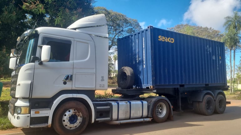 Camión con el que aparentemente se habría transportados contenedores de la cocaína incautada en Puerto Caacupemí.