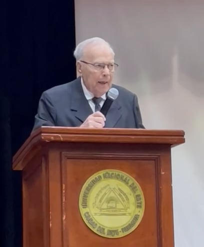 Guillermo Campuzano Méndez cuando fue homenajeado en la Universidad Nacional del Este.