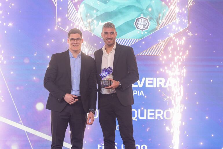 Gastón Olveira (d), arquero de Olimpia, recibió tres galardones en los Premios de Primera 2024 de la Asociación Paraguaya de Fútbol (APF) en el Parque Olímpico, en Luque.