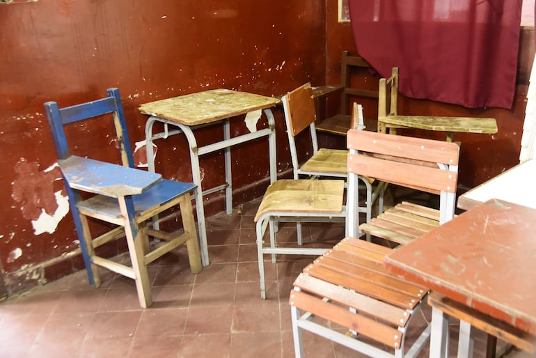 Los pupitres y mesas en mal estado son la imagen del Colegio Nacional República Argentina.