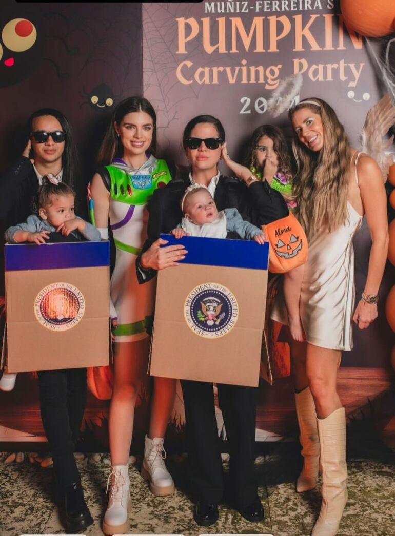 Nadia Ferreira posando feliz junto a sus invitados a la fiesta de Halloween. 
(Captura de la historia de Instagram de Nadia Ferreira)