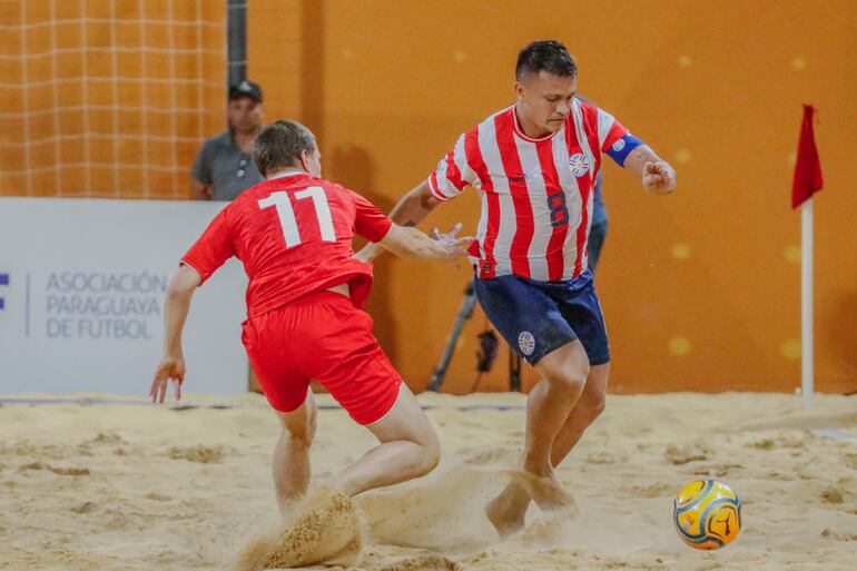 Carlos Carballo, referente Pyanandi, intenta llevarse el balón ante la férrea marca rusa. Paraguay cayó 6-4 en el amistoso.