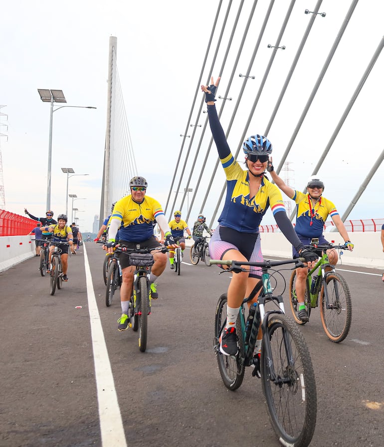Unos 300 ciclistas recorrieron el nuevo puente.