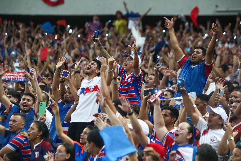 Los hinchas de Fortaleza celebran la victoria sobre Corinthians y la clasificación a la Final Única de la Copa Sudamericana 2023.