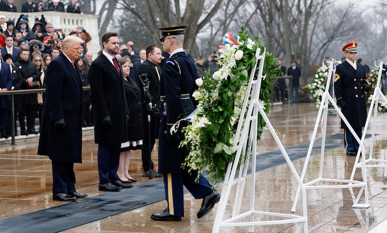 Donald Trump  participó ayer en una ceremonia de colocación de ofrendas florales en el Cementerio Nacional de Arlington. AFP