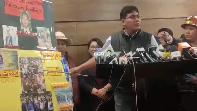 El diputado opositor Héctor Arce “evista” en plena conferencia de prensa exhibe las imágenes.