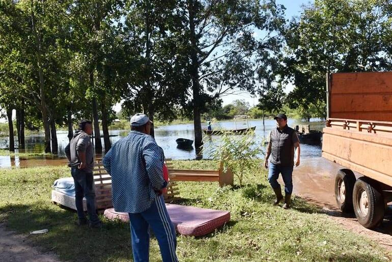 La familias fueron asistidas por la Municipalidad de Villa Florida para el traslado a un albergue.