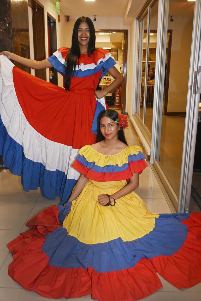 Bailarinas luciendo trajes típicos colombianos.