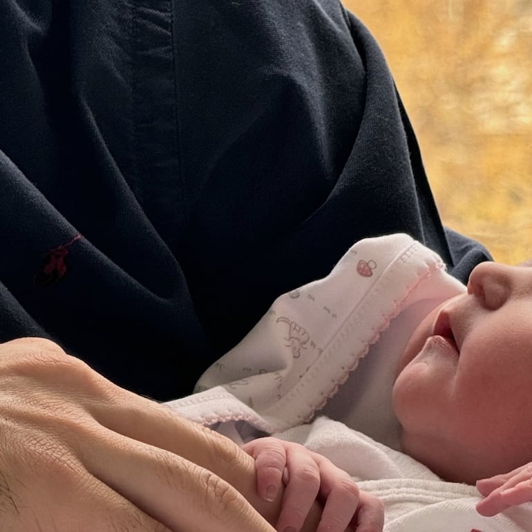 Con esta tierna postal, Abel Pintos anunció el nacimiento de la tierna Rosario. (Instagram/Abel Pintos)