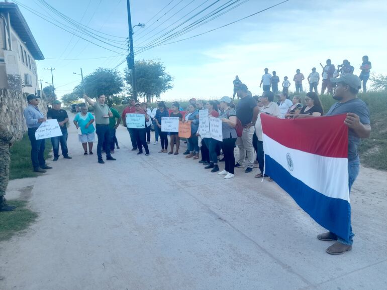 Los manifestantes, ayer frente al Hospital Regional de Fuerte Olimpo.