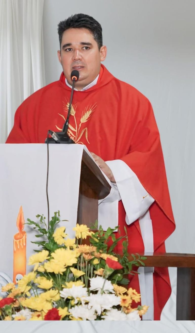 El sacerdote Pedro Olmedo,autor del libro " El Confesor" presentará esta tarde en Universidad Católica de San Ignacio Misiones.