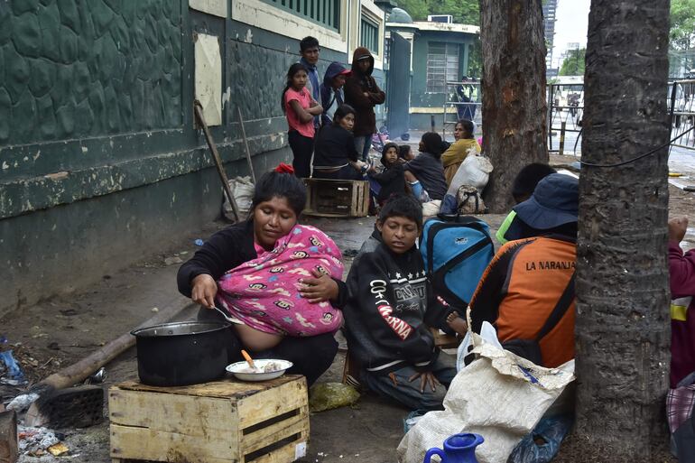 Indígenas cercados por la Policía se ubicaron al costado del predio militar donde funciona el Indi, sobre la avenida Artigas.