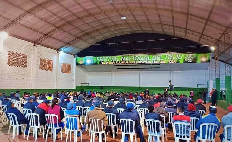 La reunión entre autoridades, industriales y productores se realizó en el Polideportivo municipal de Paso Yobái.
